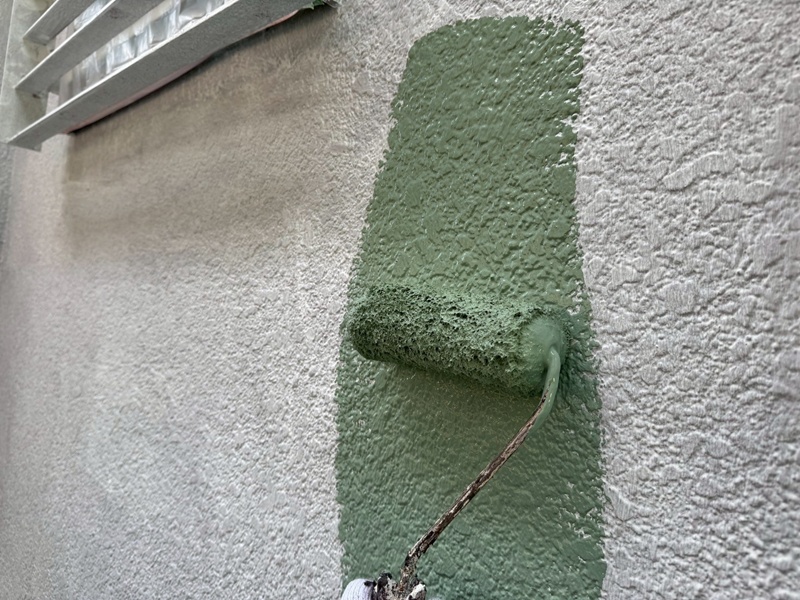 住宅アパートビル塗装工事　外壁塗装中塗り